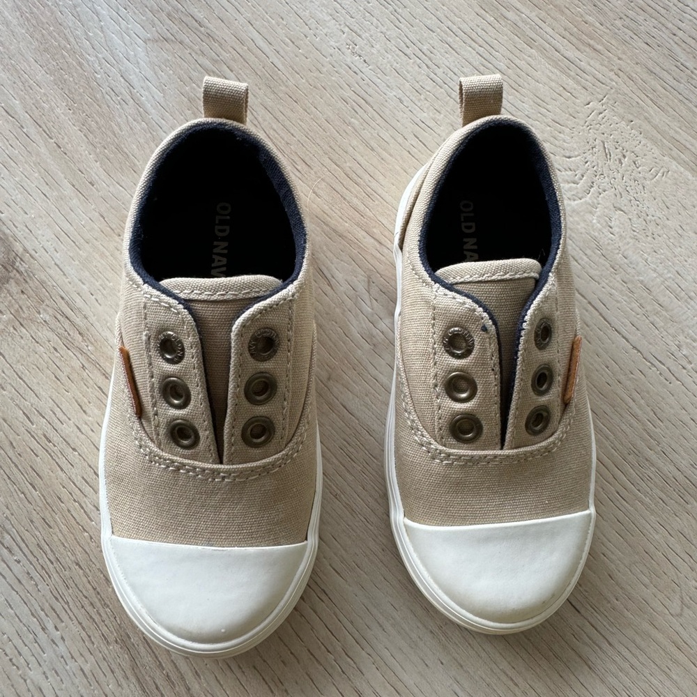 Old Navy size 6 baby shoes- never used
